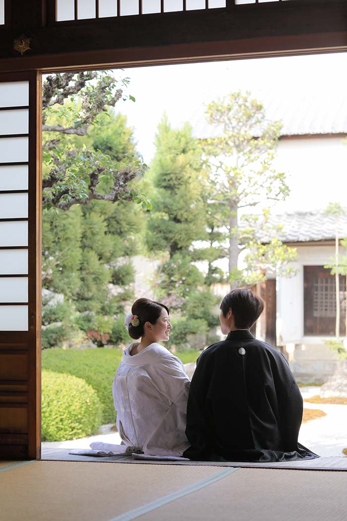 枯山水の庭園と白無垢の和装婚礼写真