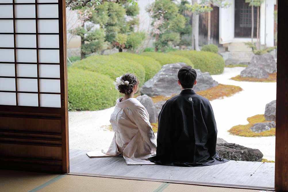 枯山水に庭園で京都の和装フォトウェディング写真
