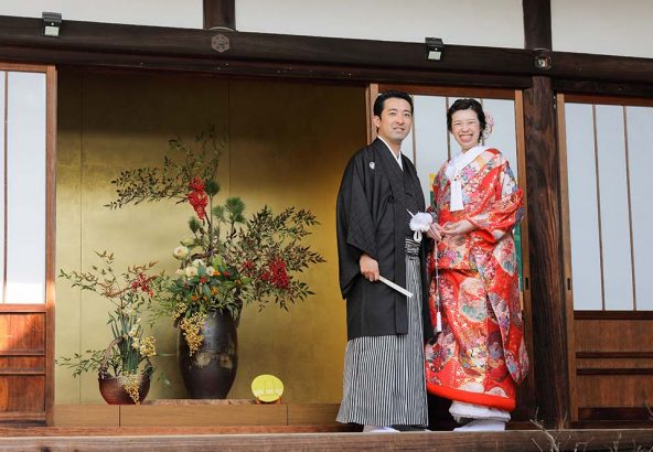 お正月飾りの前での和装結婚写真