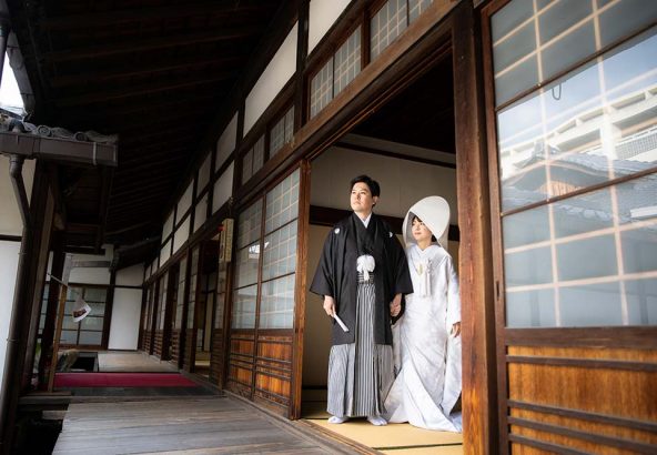 京都のお寺の境内で和装前撮り写真