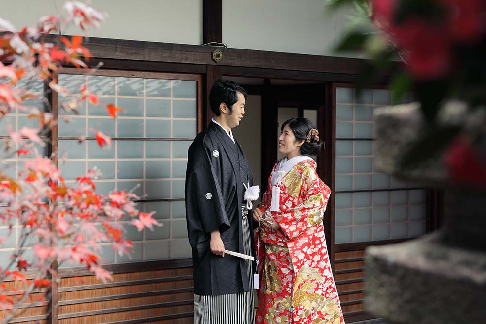 京都のお寺の境内にて紅葉と椿とフォトウェディング