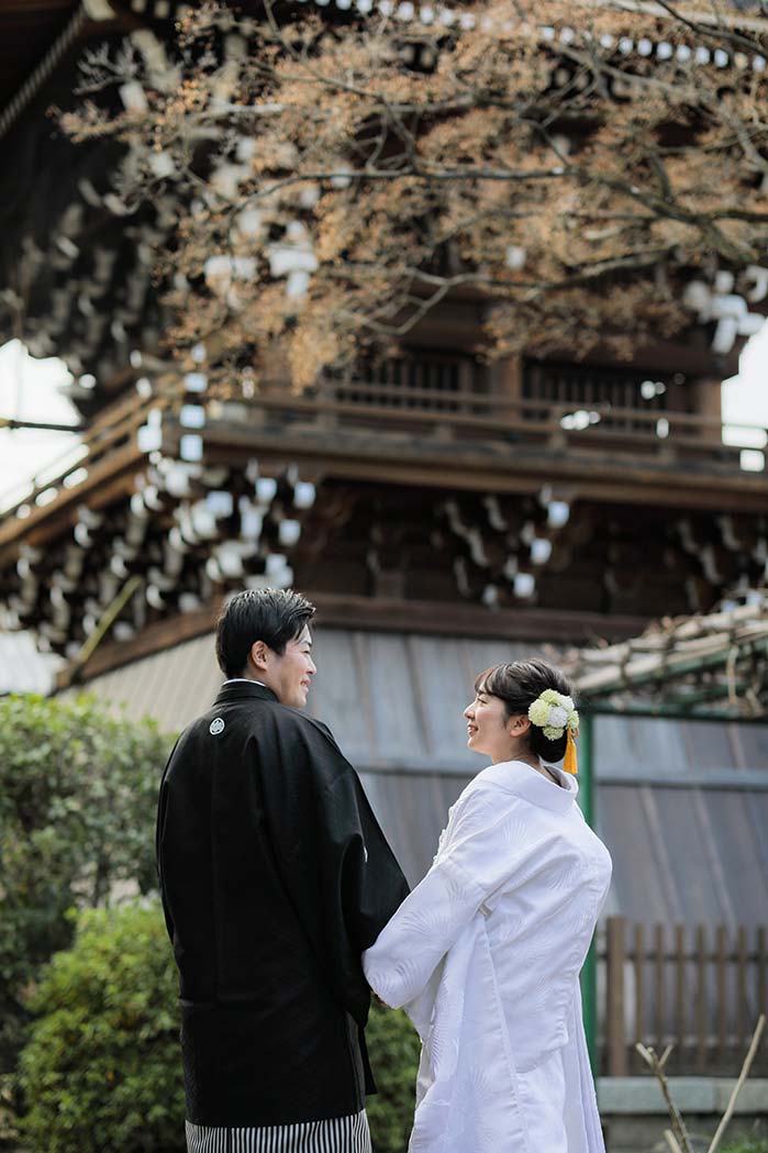 お寺の境内にて白無垢で前撮りショット