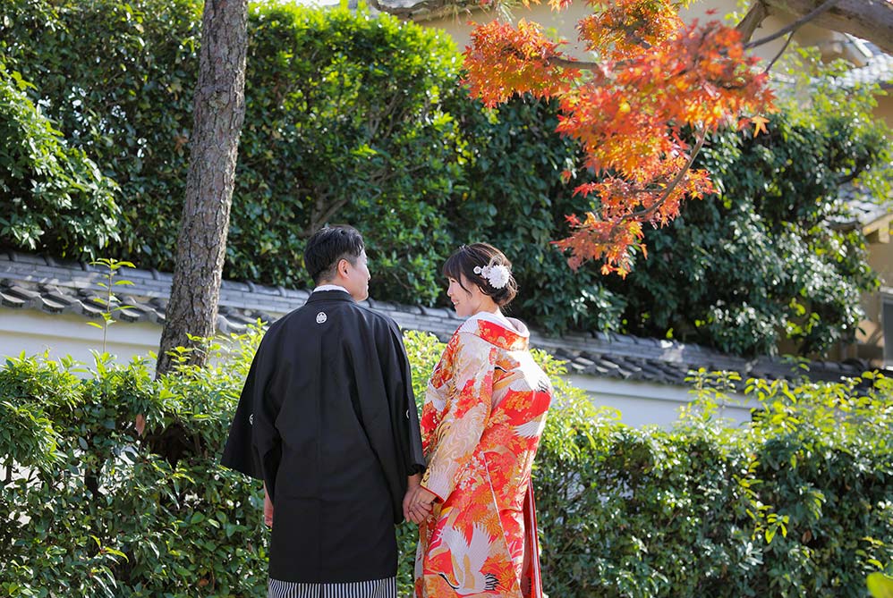 京都のお寺の境内での和装結婚写真