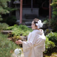 ボールブーケを持った白無垢姿の花嫁様