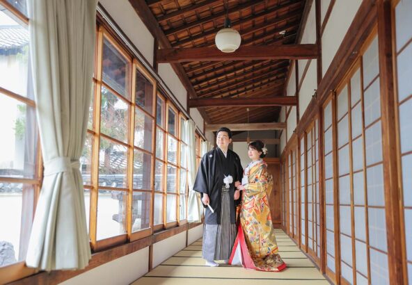 お寺の廊下での和装婚礼お写真