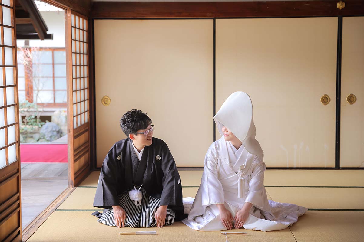 白無垢綿帽子姿での正座の和装写真