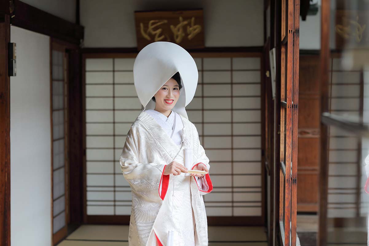 赤ふきの白無垢に綿帽子姿の花嫁様