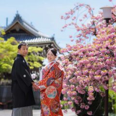 八重桜と鐘楼を背景にした振り返りのお写真