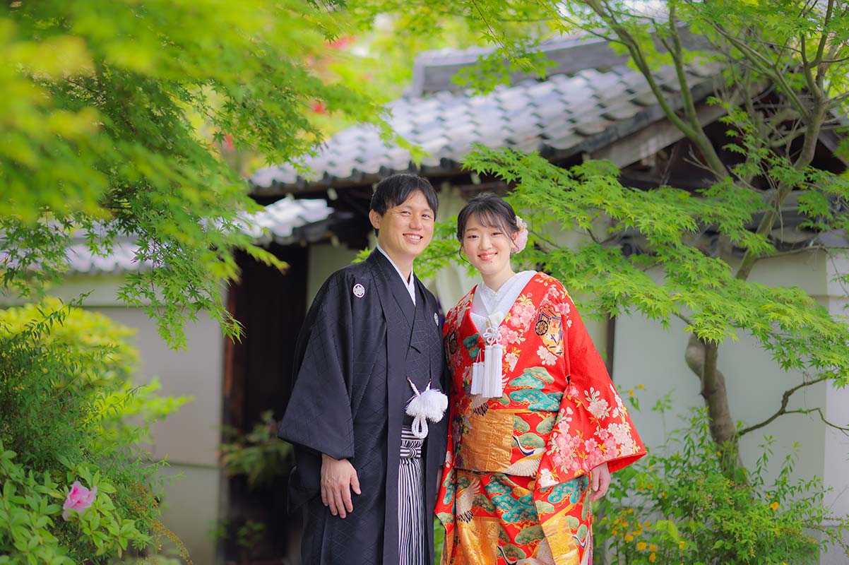 塔頭寺院前で爽やかな新緑とともに笑顔の新郎新婦様