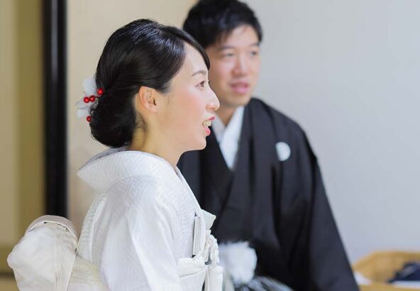掛下姿の花嫁様のお支度風景のカット