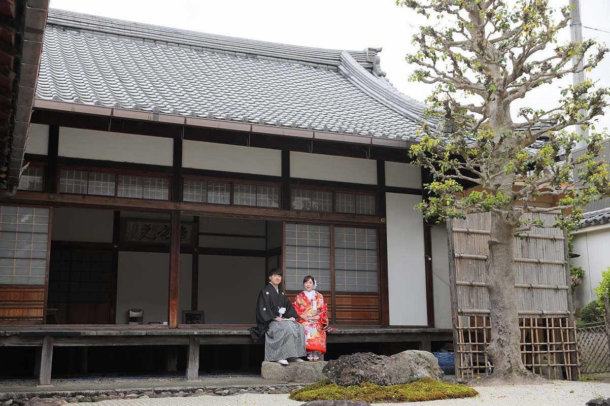 枯山水のお庭に腰掛けた新郎新婦様