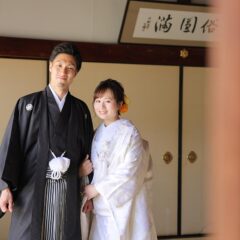 腕を組んだ白無垢と羽織袴姿の新郎新婦様