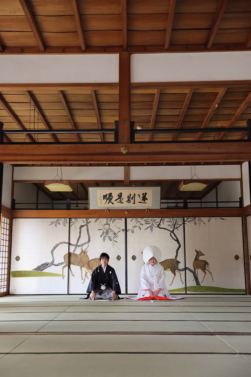 京都の寺院での襖絵前での和装姿の新郎新婦様