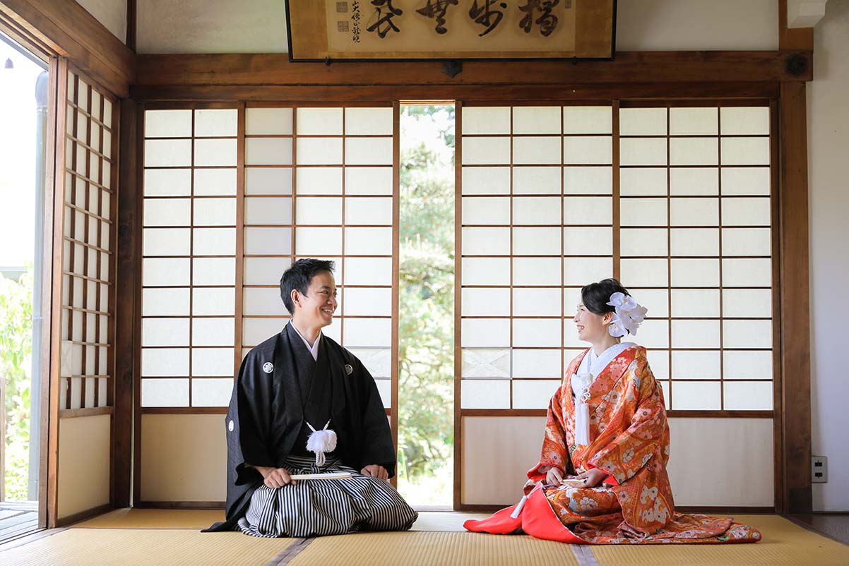 戒光寺様和室にて正座で見つめ合う新郎新婦様