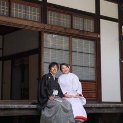 表書院にてお庭を眺める白無垢羽織袴姿の新郎新婦様