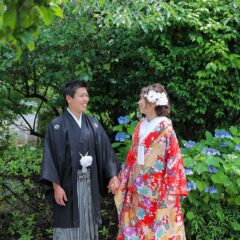 紫陽花を前に手を繋ぐ新郎新婦様