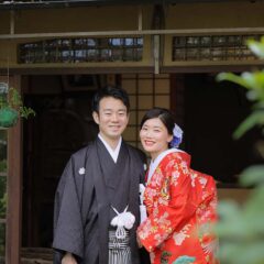 腕を組んで笑顔で京都で前撮り