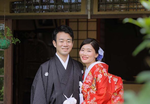 腕を組んで笑顔で京都で前撮り