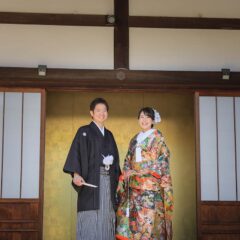 金屏風の前での和装婚礼写真