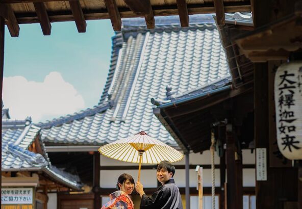 京都の梅雨明けの青空と結婚写真