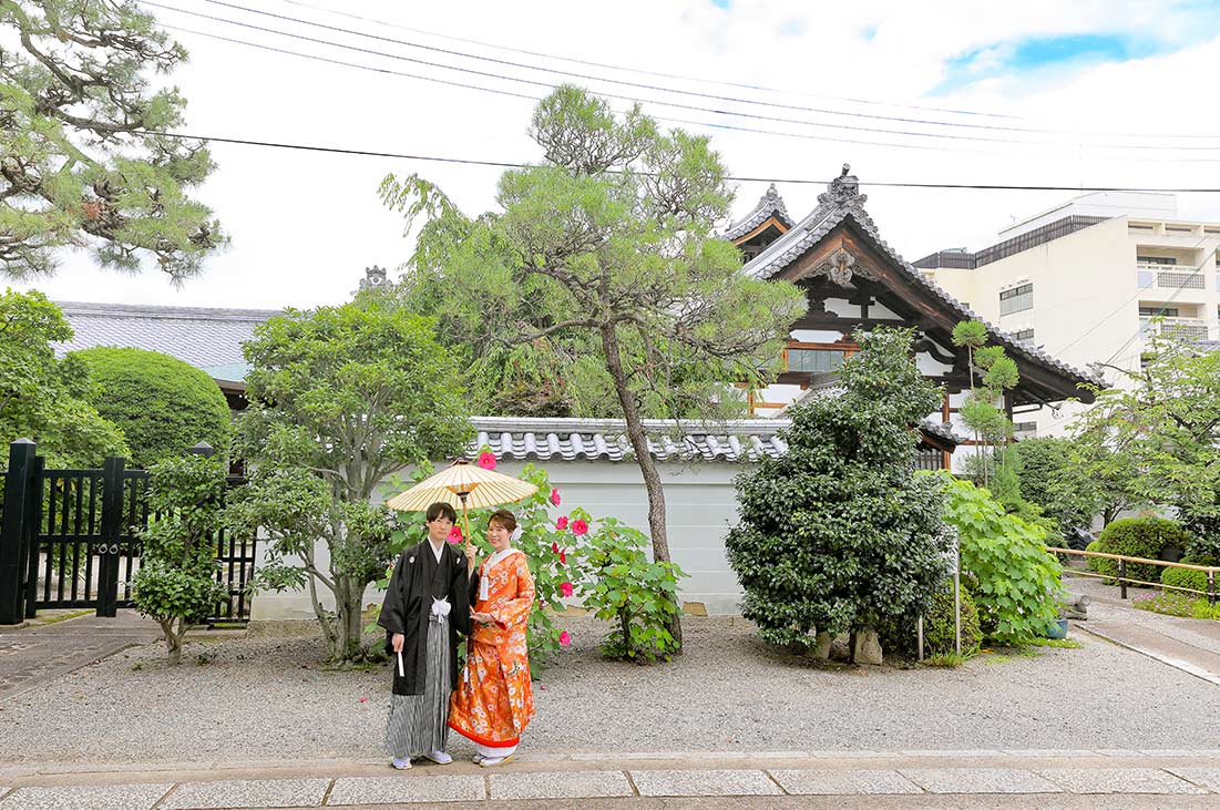 芙蓉のお花と松を背景にした和装婚礼写真