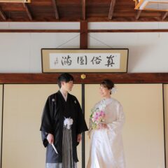 白無垢姿でブーケを持った花嫁様と新郎様
