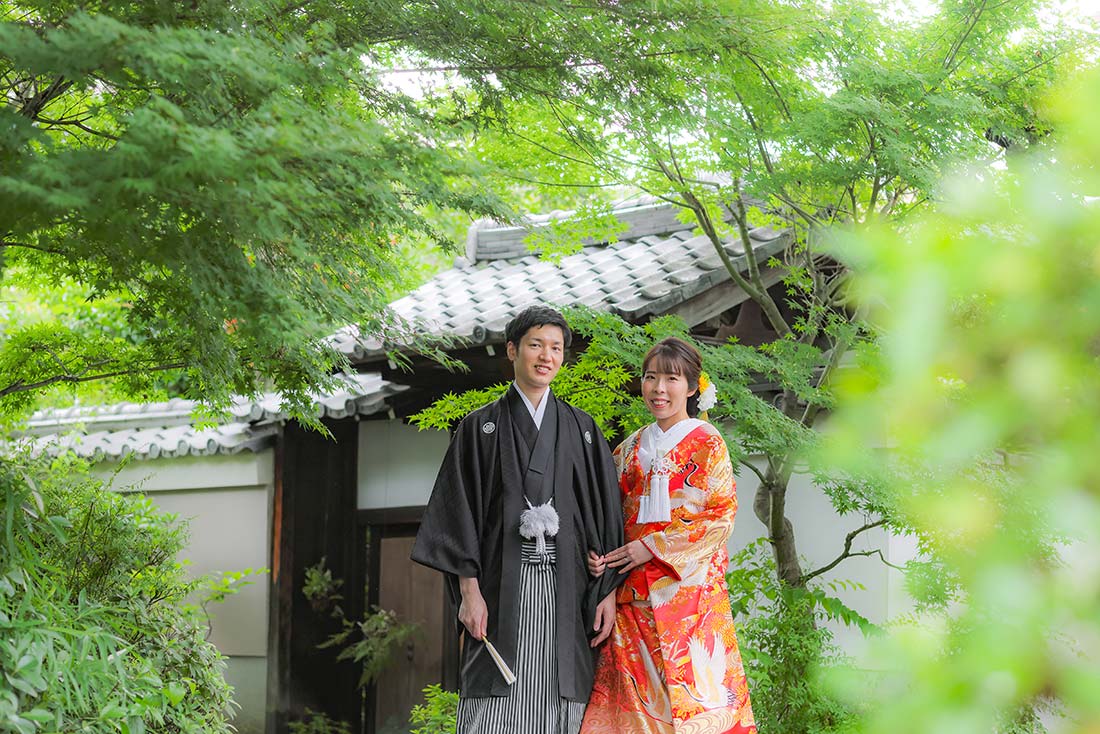 塔頭寺院前にて笑顔で新緑と和装前撮り