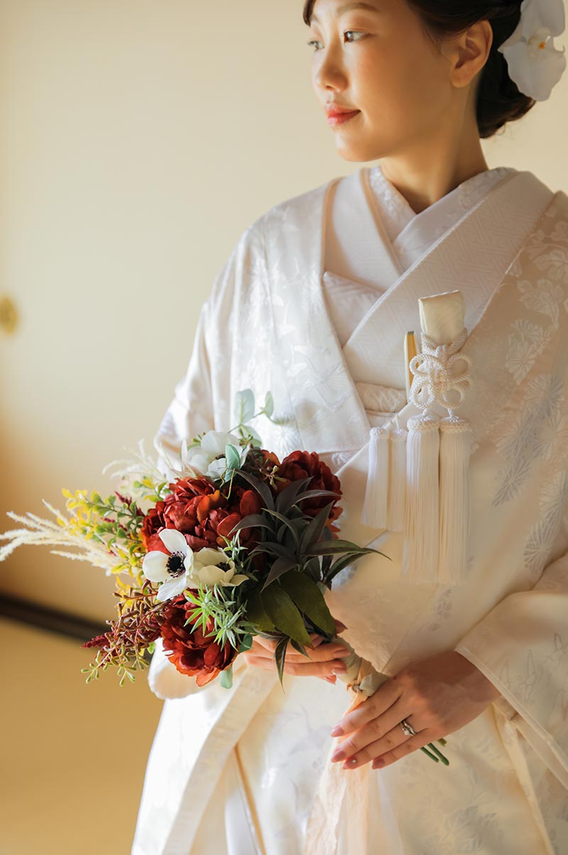 白無垢の花嫁様とブーケ