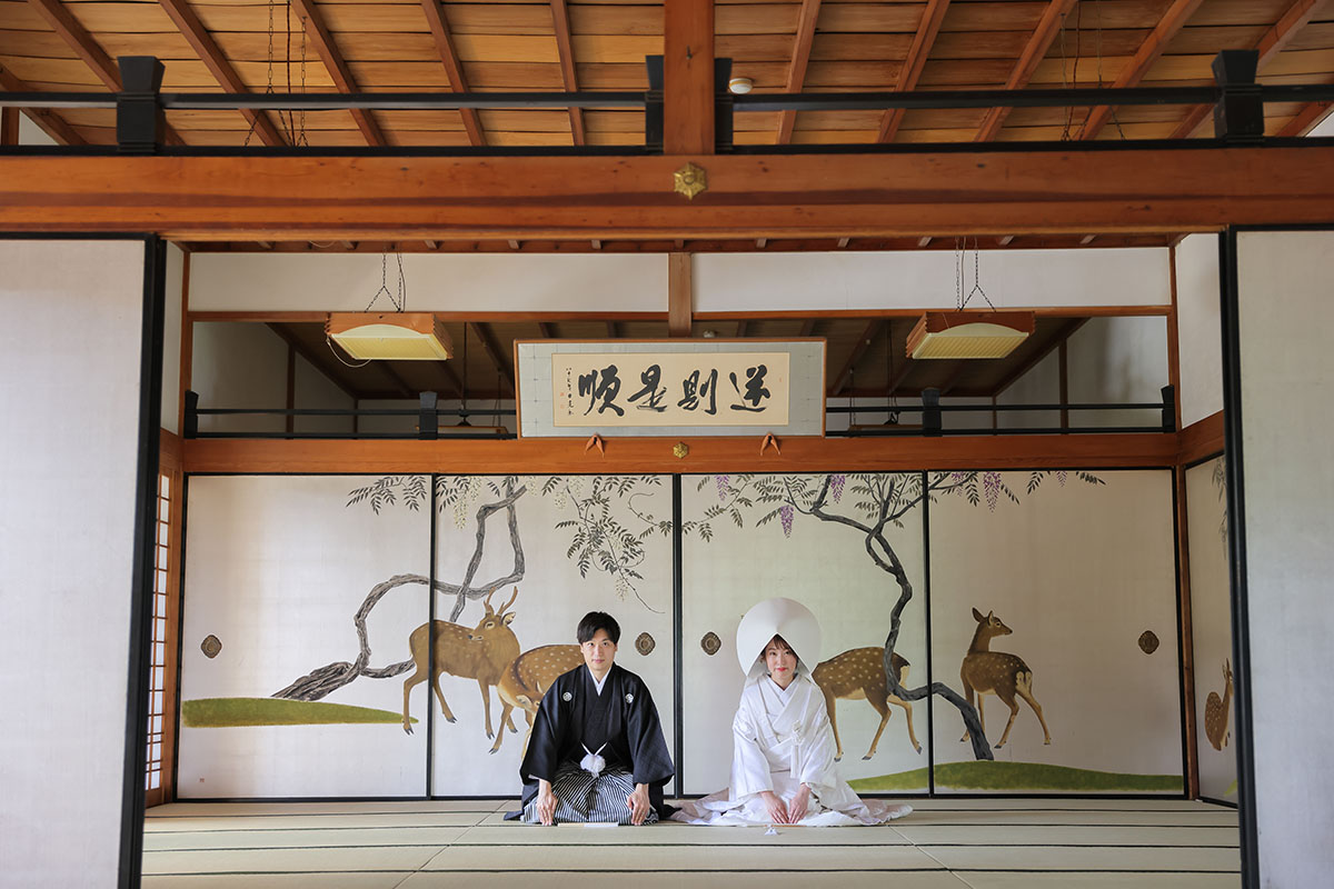 結婚式で使用したい鹿の襖絵前での挨拶のお写真