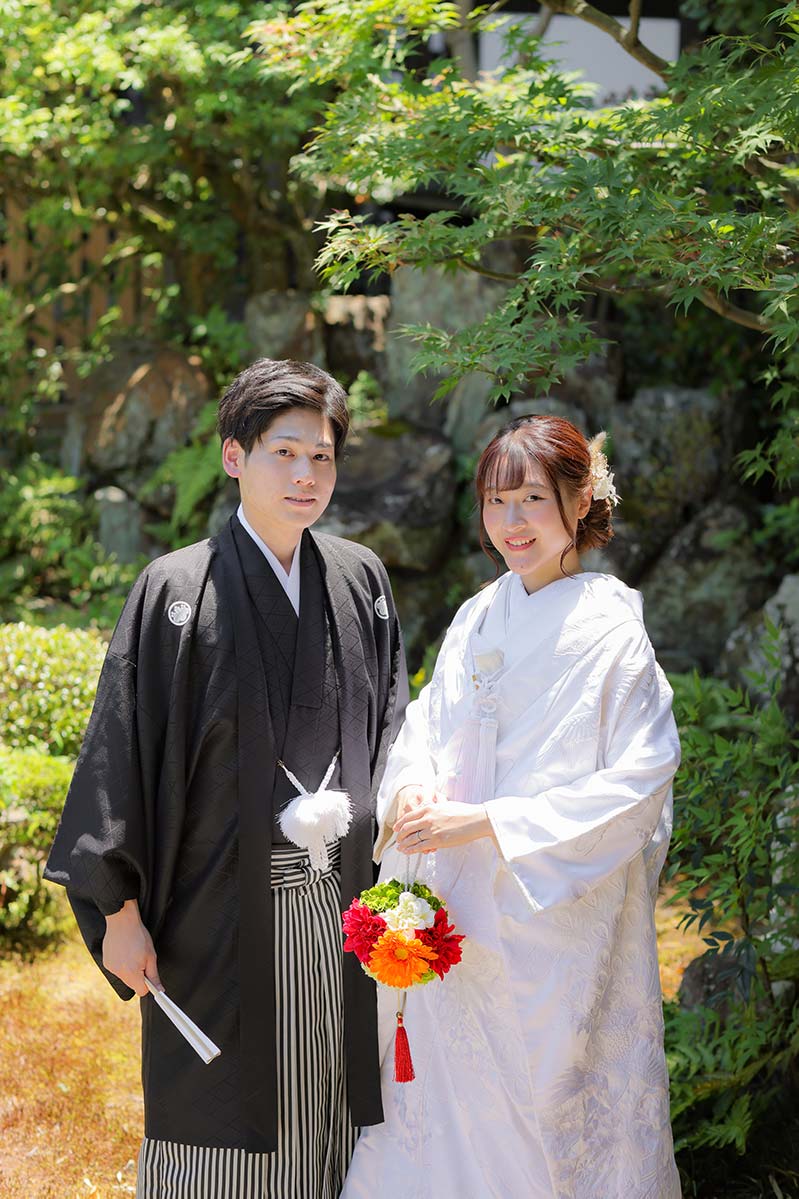京都の夏の日差しの中笑顔の新郎新婦様