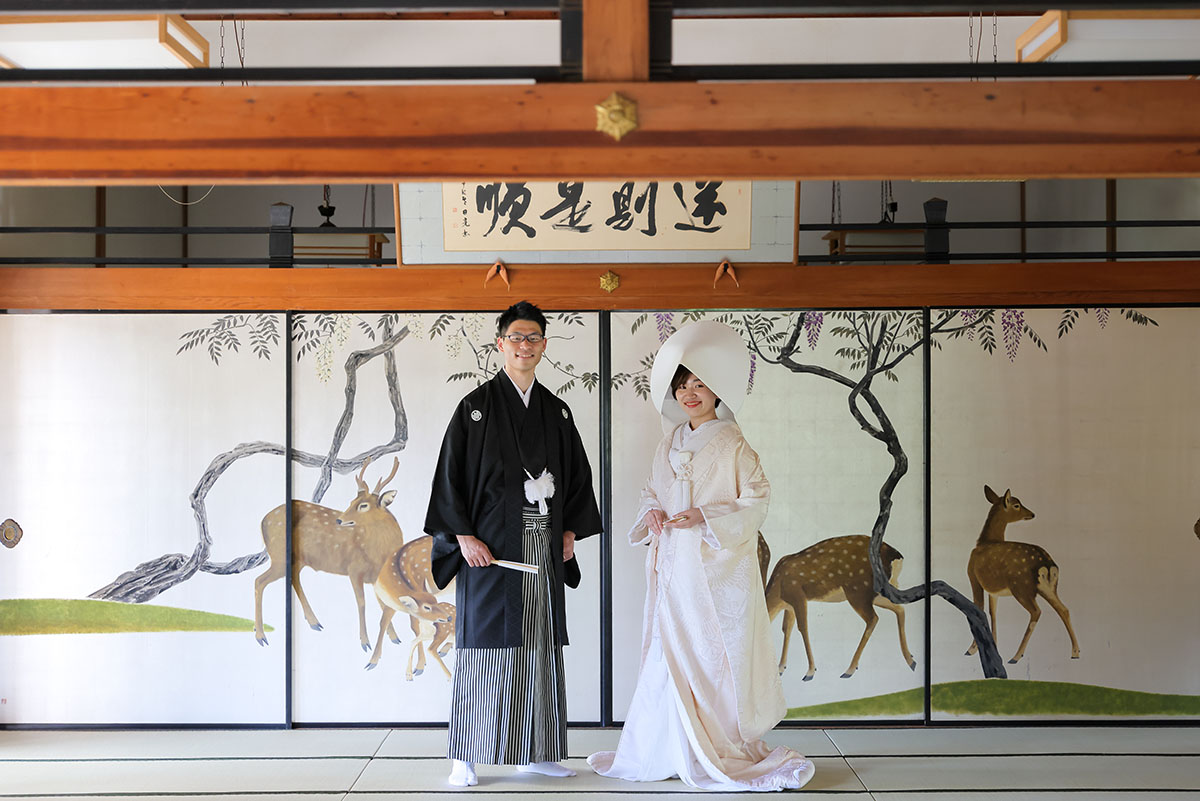 鹿の襖絵前での人気の和装結婚写真