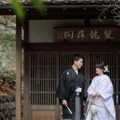 長楽寺境内の建物内で見つめ合う新郎新婦様