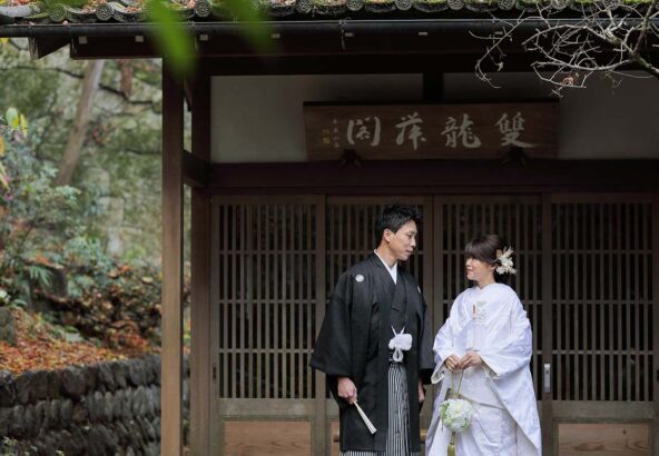長楽寺境内の建物内で見つめ合う新郎新婦様