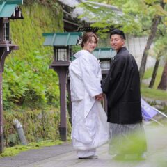 長楽寺参道で振り返って笑顔の新郎新婦様