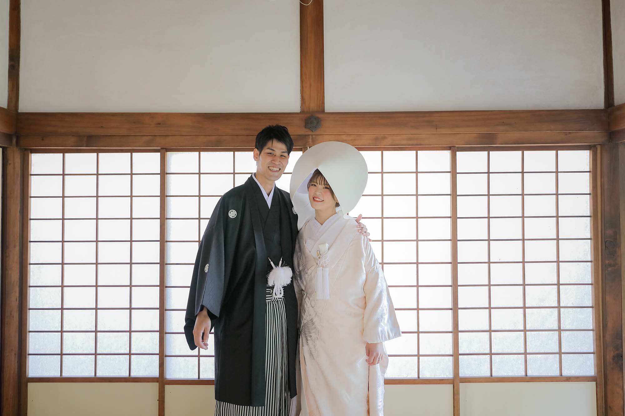 障子を背景に肩を組んで笑顔の新郎新婦様