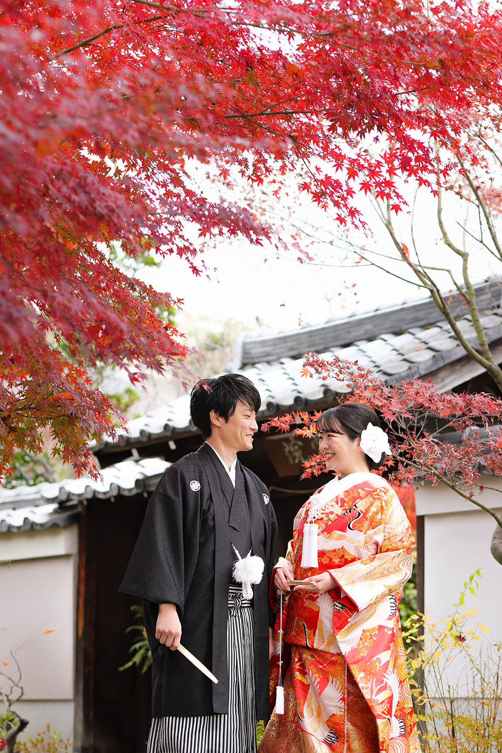 京都の紅葉を背景に見つめ合う前撮りカット