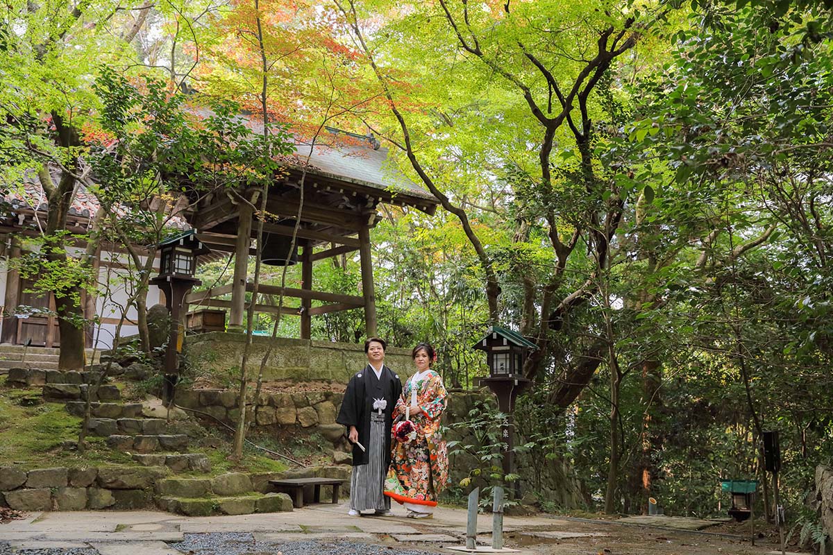 京都長楽寺様の壮大な自然を背景にしたご夫婦様