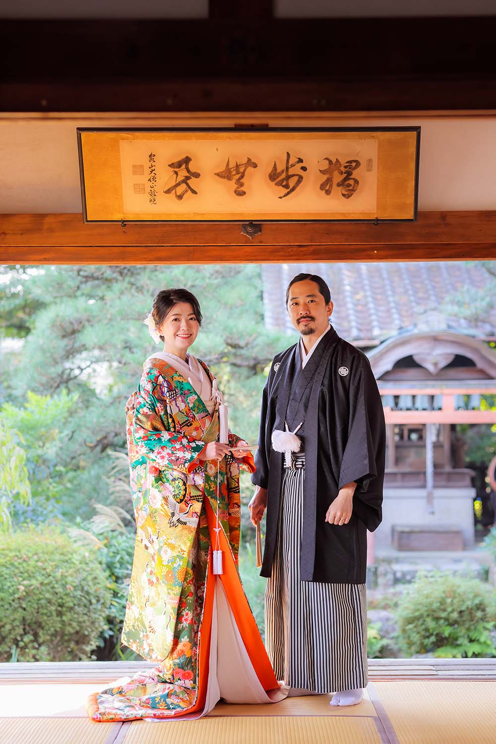 京都戒光寺のお庭を背景にした和装前撮りカット