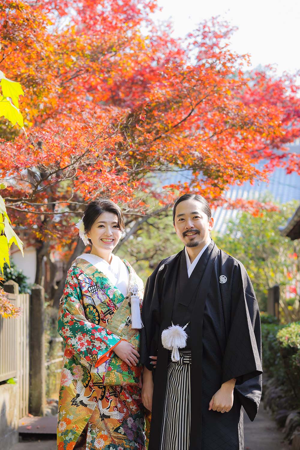 京都の紅葉を背景に秋の結婚写真