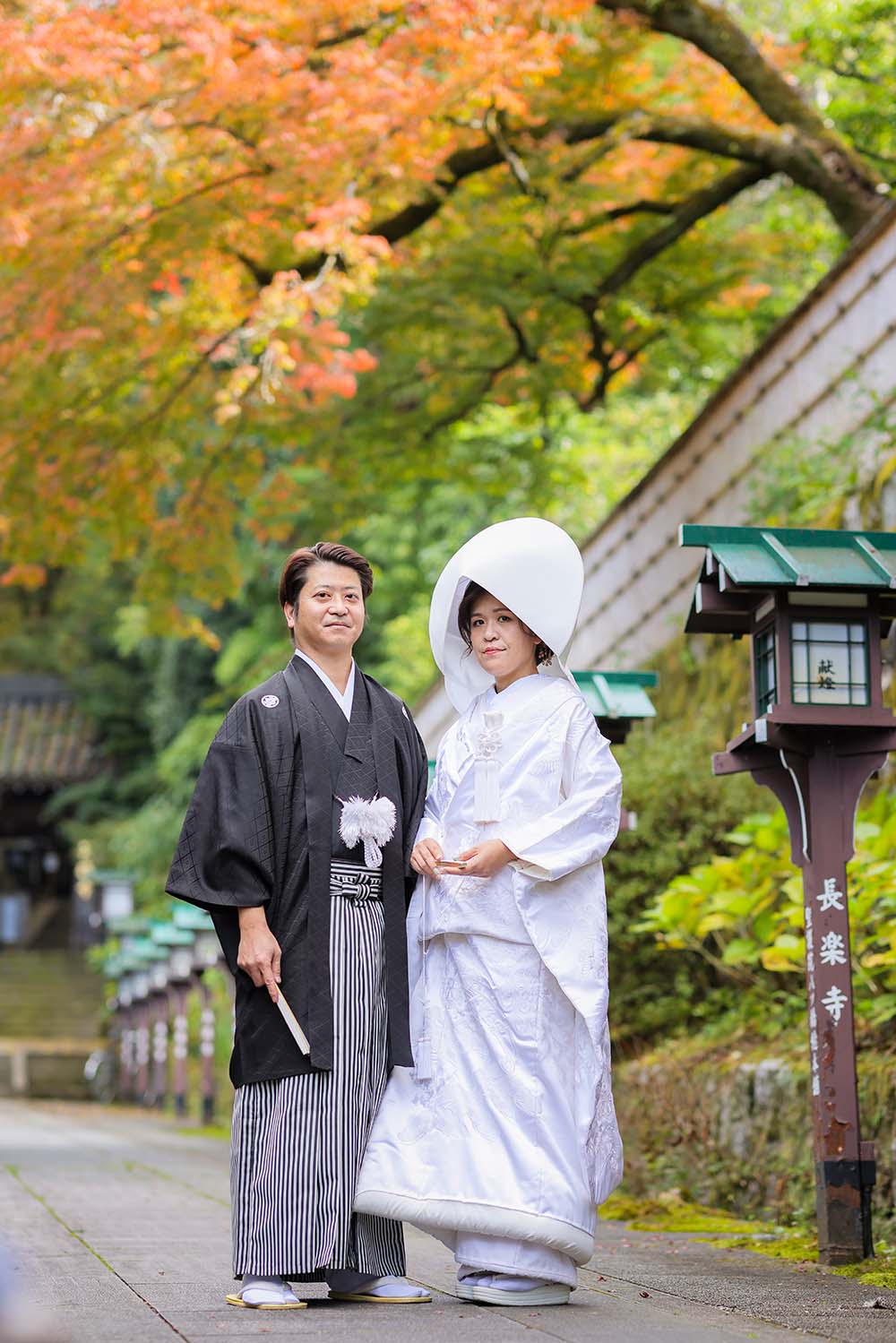 長楽寺参道での紅葉との和装婚礼写真