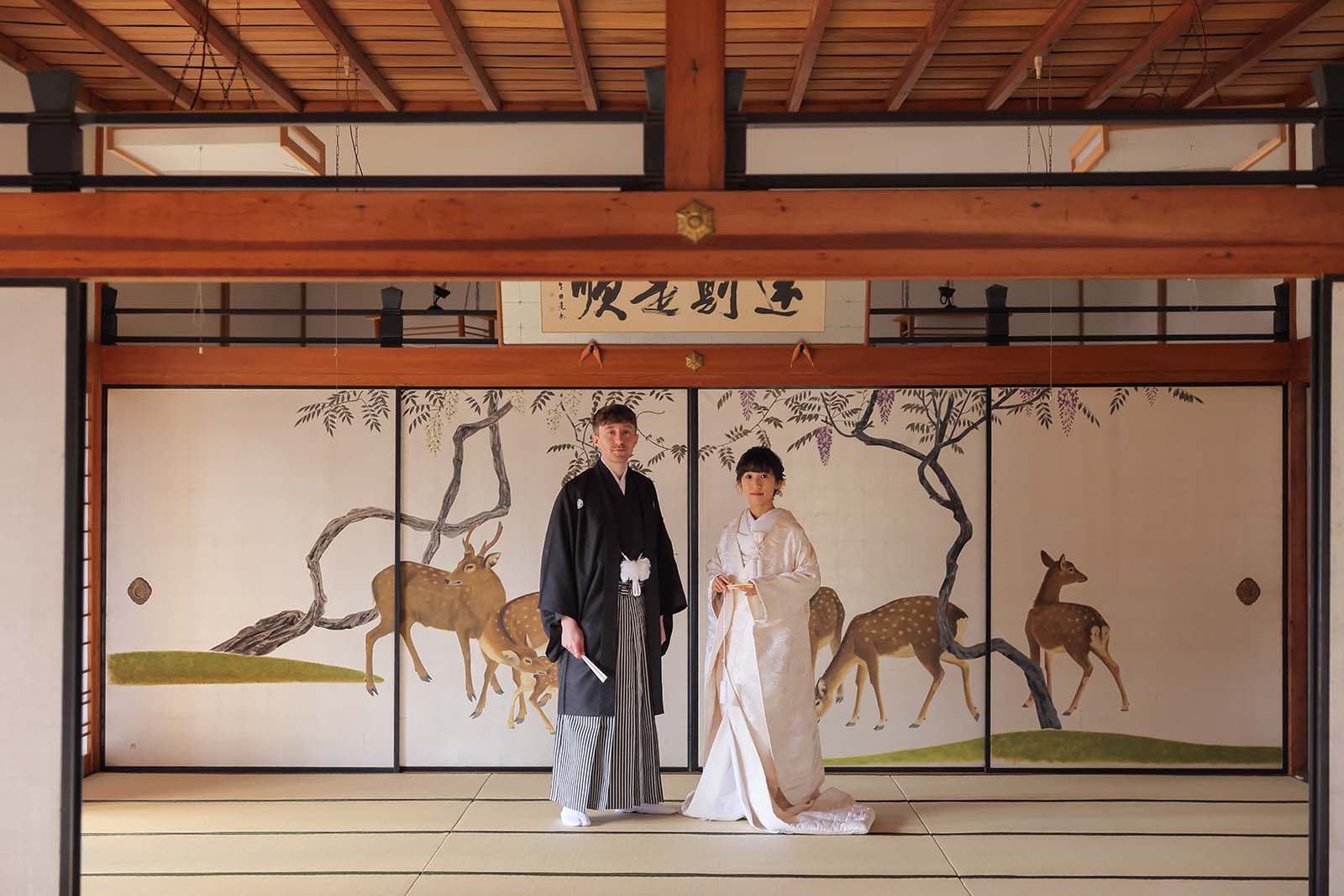 妙蓮寺様の鹿の襖絵前にて。フランスと日本の国際結婚のカップル様