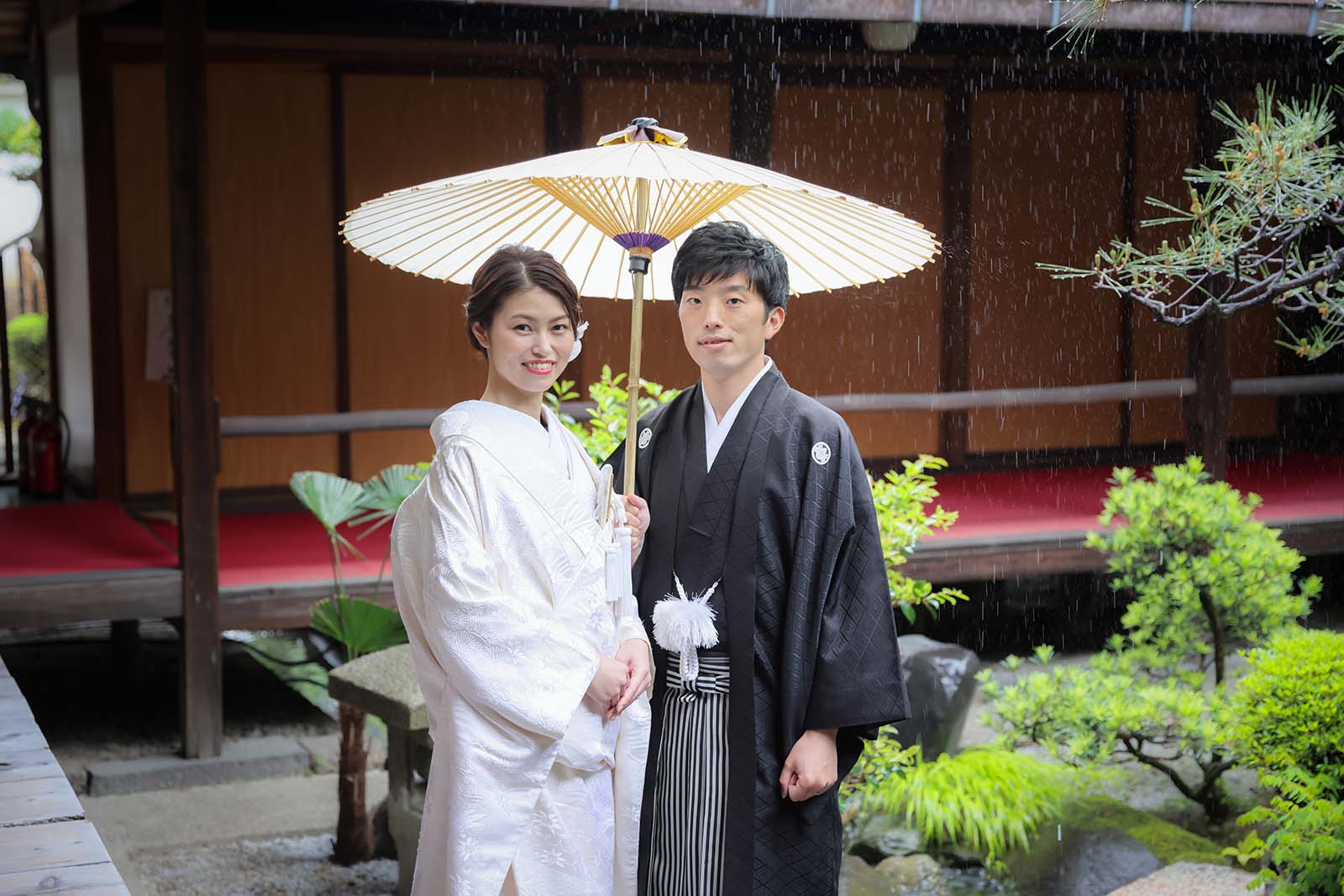 雨のお寺のお庭での和装前撮りのカップル様
