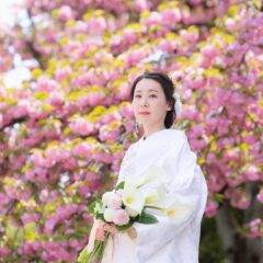 八重桜を背景に白無垢とブーケを持った花嫁様