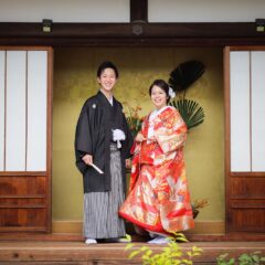 金屏風を背景に笑顔の前撮りカット