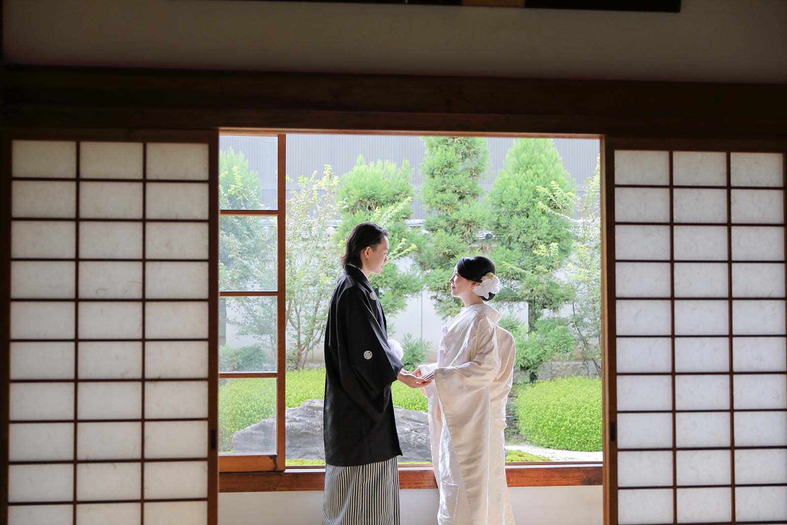 京都のお寺のお庭を背景に白無垢でナチュラル