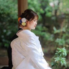 雨の縁側でしっとり白無垢姿の花嫁様