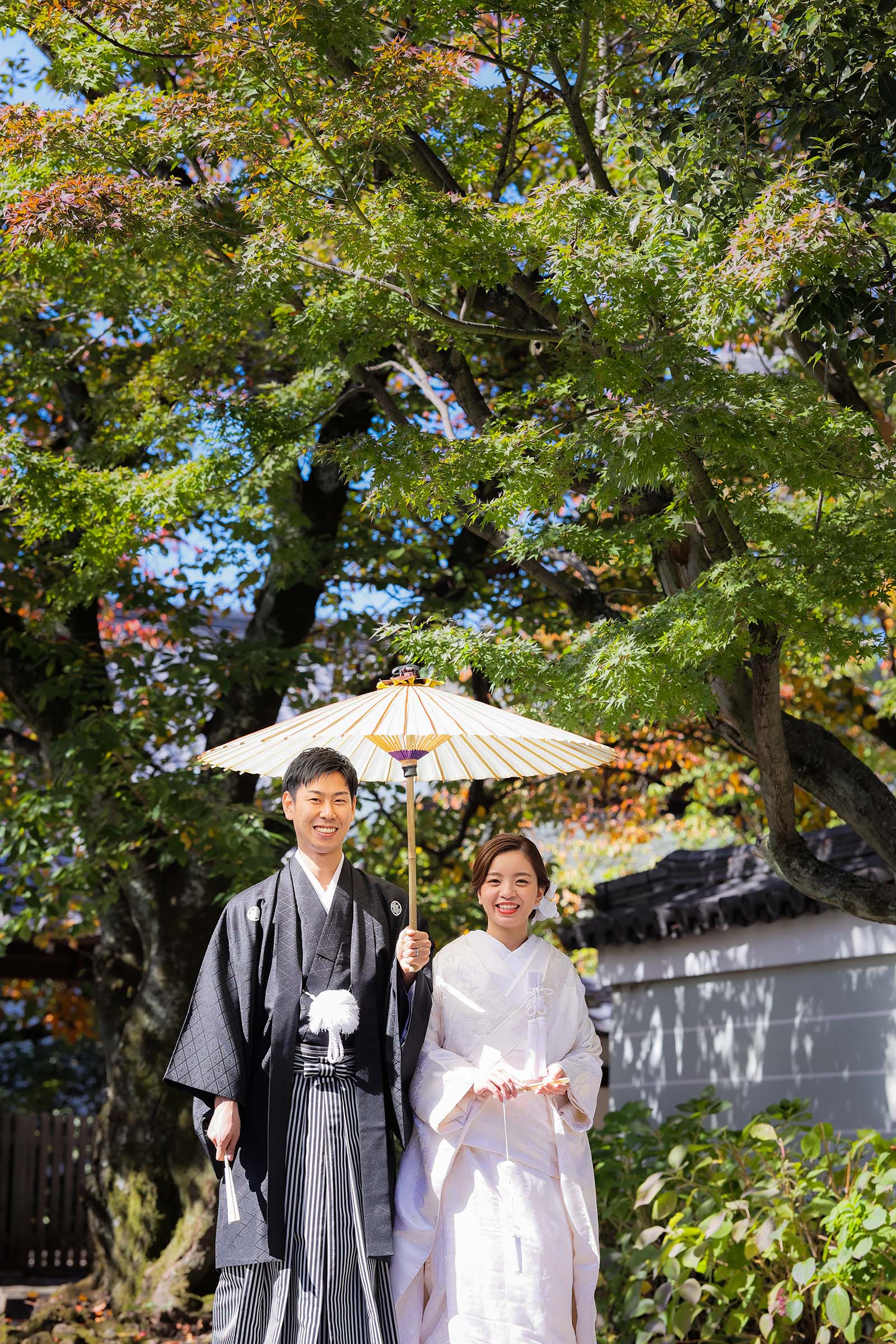 11月上旬の京都のお寺の緑を背景に白無垢で和装前撮り