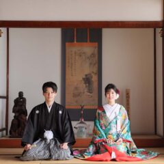 表書院にて。床の間前での正座のカット。