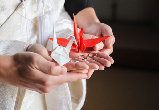 折り鶴と結婚指輪の和装イメージカット