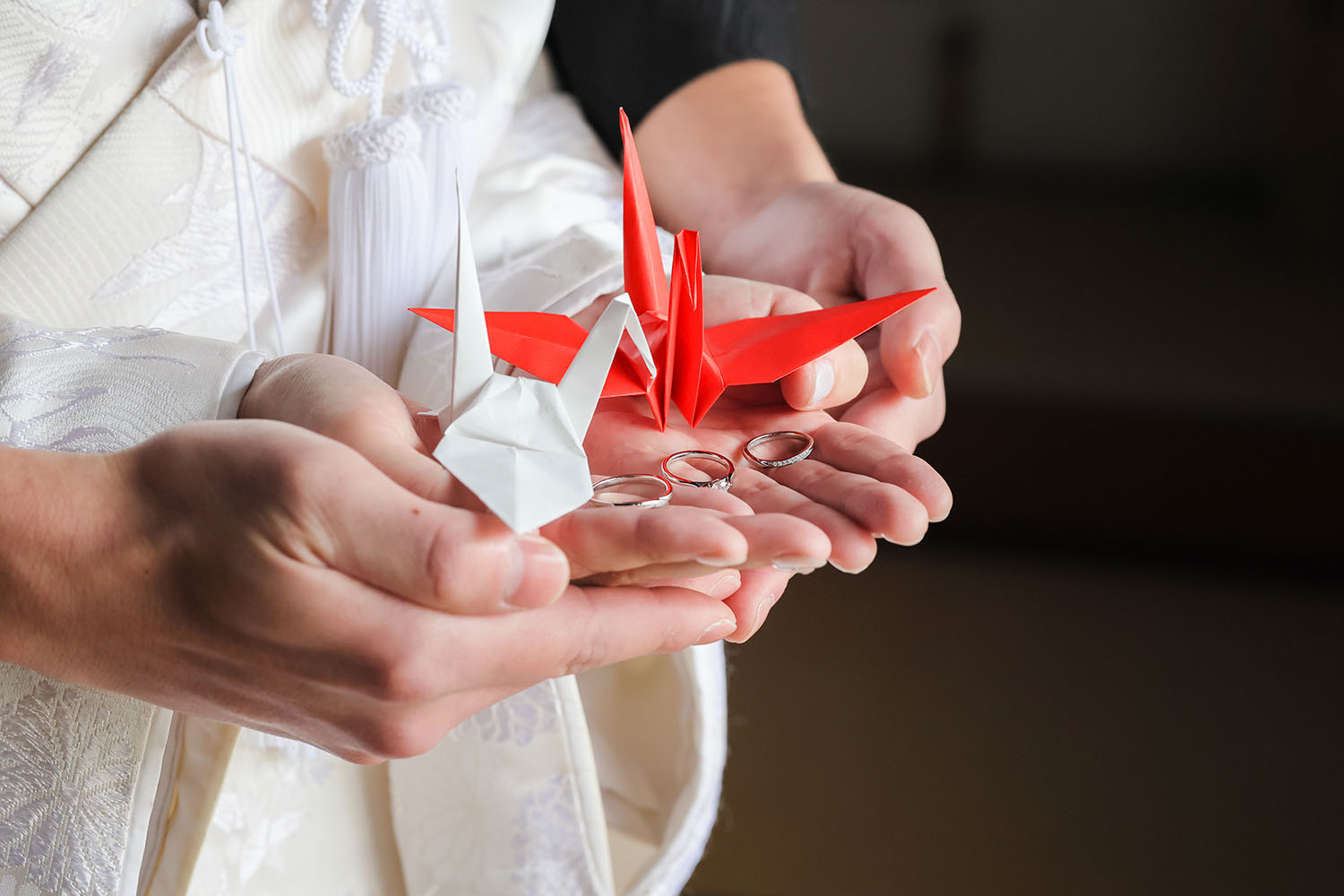 折り鶴と結婚指輪の和装イメージカット